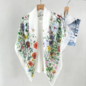 Châle en mousseline de soie de mûrier respirant à motif floral surdimensionné 105x105cm pour les vacances d'été à la plage - Product Image 4
