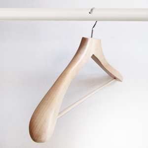 Perchas de madera premium con acabado encerado y hombros anchos contorneados para vestidos de novia, trajes y abrigos en boutiques nupciales - Product Image 4