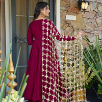 Robe longue élégante bordeaux avec broderie perlée, col en V, manches longues, coupe trapèze ample, pour soirée, en satin pour femme