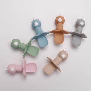 Ensemble d'alimentation pour bébé personnalisable en gros, style dessin animé, cuillère et fourchette en silicone de qualité alimentaire, sans BPA, étanche pour nourrissons - Product Image 1