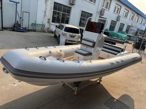 <span class=keywords><strong>Bateau</strong></span> pneumatique à coque en fibre de verre PVC Mehler SP580 580 cm avec console - Product Image 2