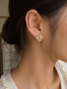 Orecchini a Cerchio con Fiori, Placcati in Oro 18K, Perle Coltivate AAA Rotonde Bianche, Classici da Donna per Uso Quotidiano - Product Image 3