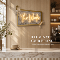 Enseigne néon personnalisée élégante avec finition laiton et support en bois veiné naturel pour salle à manger de villa haut de gamme, manoir, majestueuse décoration murale