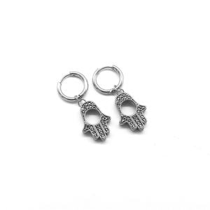 Pendientes de aro Huggie para hombre de acero inoxidable 316L chapados en oro, hipoalergénicos, con dije de mano Hamsa grabado, perforados, estilo vintage, regalo - Product Image 5