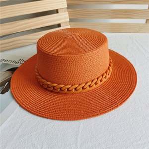 Vente en gros Chapeau melon plat d'été pour femme Chapeau de paille pour la plage et les vacances en bord de mer avec chaîne - Product Image 6
