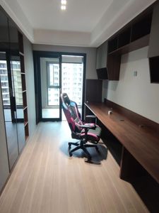 <span class=keywords><strong>Bureau</strong></span> <span class=keywords><strong>en</strong></span> bois gain de place avec bibliothèque intégrée, design minimaliste, maximise le rangement, minimise le désordre - Product Image 1