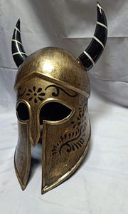 Casco romano corintio de cuerno en acero dulce calibre 20 con acabado antiguo en latón y cuerno negro - Product Image 3