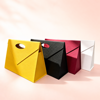Boîte cadeau pliable triangulaire, emballage plat en une seule pièce avec poignée, logo personnalisé, écologique pour les vêtements, directement de l'usine