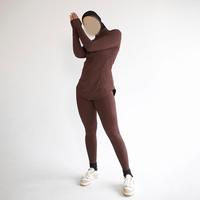 Ensemble haut et leggings de sport modeste haut de gamme personnalisé, haut de sport à col montant avec poches zippées, tenue de sport musulmane OEM ODM