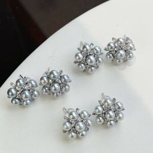 Boucles d'oreilles clous fleur en perle d'eau douce 4-5mm bleues en argent 925, bijoux fins classiques pour femme avec sertissage griffe - Product Image 4