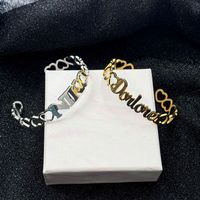 Brazalete Personalizado YBcustom ODM con Nombre, para Mujer, Bonito Brazalete de Acero Inoxidable Chapado en Oro con Corazón Infinito y Letra Invertida