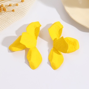 Jingciren Boutique Fashion Exaggerated Color <b>Spray</b> <b>Paint</b> Folding Half Face Flower Earrings Temperament Personality Half Face - Product Image 3