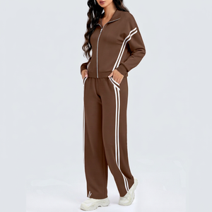 Conjunto deportivo de 2 piezas para mujer, color marrón, con cremallera, cuello vuelto, chaqueta a rayas y pantalones largos - Product Image 1