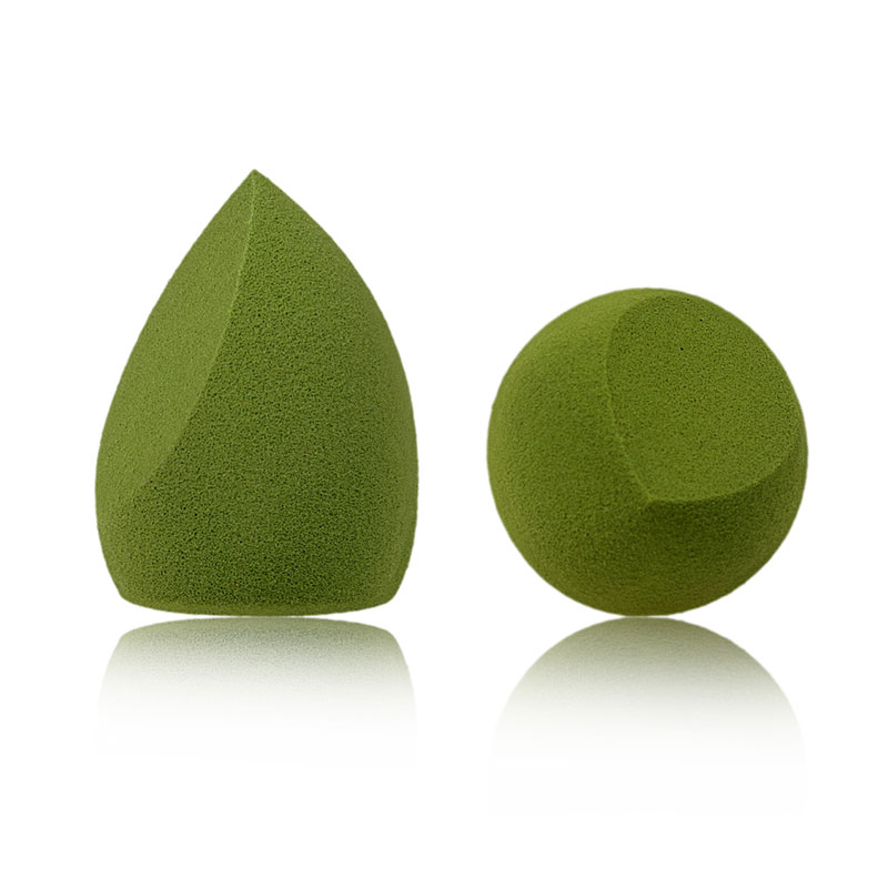 Éponge de maquillage coupée en goutte verte