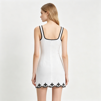 Robe Courte Moulante Sans Manches OEM Populaire pour Femme, Col Carré, Bordure Noire, Broderie Florale en Dentelle, Idéale pour les Rendez-vous Décontractés