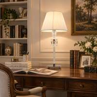 Lampe de table en cristal de luxe française, base en fer plaqué, abat-jour en tissu plissé, pompon en cristal rouge torsadé pour chambre, villa, hôtel