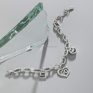 Bracciale Charm in Argento Sterling 925 con Lettera GO e Faccina Sorridente per Donna, Gioiello Raffinato a Prezzo di Fabbrica per Regalo Personalizzato - Product Image 3
