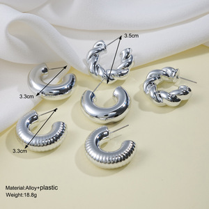 2025 nouveau créatif géométrique plaqué or rétro minimaliste Punk boucles d'oreilles ensemble vente chaude à la mode cerceau bijoux en plastique - Product Image 4