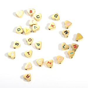 Cuentas de Corazón Esmaltadas de Colores con Iniciales |   Cuentas de Letras del Alfabeto de Acero Inoxidable Chapadas en Oro PVD de 18K para la Fabricación de Joyas - Product Image 1