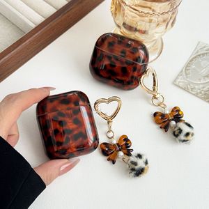 Housse de protection pour Airpods 4, Pro 2 et 3e génération, motif léopard ambre brun avec bord torsadé et chaîne raffinée - Product Image 3