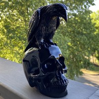 Halloween Skull- & Raven Resin Sculpture - Gothic Yard Decor for Spooky Atmosphere, Handcrafted Outdoor Halloween Art Piece