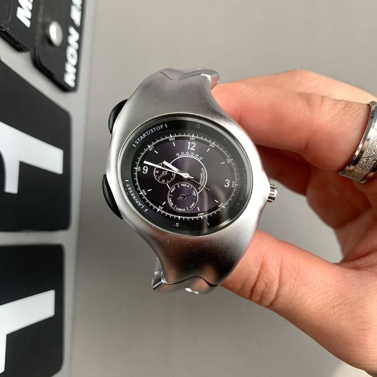 Silver shell black surface (frosted)