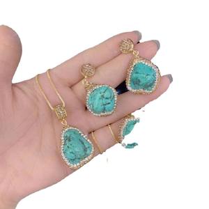 Nouvel ensemble de bijoux chrétiens pour femme, fait main, en laiton, style bohème ethnique, trois pièces, plaqué or, incrusté de turquoise, avec clous d'oreilles et bague - Product Image 4