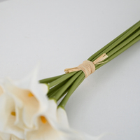 Bouquet de lys calla blancs effet naturel, 10 têtes avec tiges vertes pour décoration de mariage, fête ou cérémonie religieuse