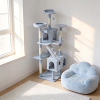 Tour pour chat en lin gris clair moelleux avec deux condos fermés, hauteur réglable, poteaux à gratter en sisal écologiques et balles suspendues