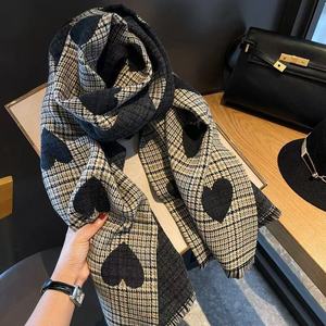 Bufanda Larga con Estampado de Corazones a Cuadros para Mujer, 100% Acrílico, Térmica, Cálida para Invierno, Estilo Clásico para Adultos - Product Image 2