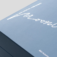 Boîte cadeau en papier mat de luxe personnalisée, petite série, rigide, portable, en matériaux recyclés, avec doublure en éponge, poignée et compartiment intérieur