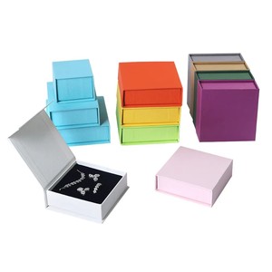 Boîte à bijoux en carton rectangulaire magnétique, boîte cadeau noire en vrac, boîte personnalisée bon marché, logo blanc mat doré - Product Image 4