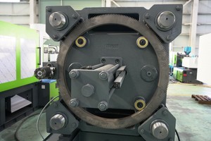 Máquina de Moldeo por Inyección Hidráulica <span class=keywords><strong>Demark</strong></span> PLC para Botellas de Bebidas PET, Modelo IJT530-PET, Diámetro del Tornillo de 84 mm, Motor de 90 mm - Product Image 5