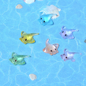 Figurines miniatures de raies transparentes colorées, décorations mignonnes d'animaux marins en résine pour l'artisanat DIY et l'aménagement d'aquariums - Product Image 1