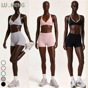 Vêtements athleisure pour femmes : Ensemble de sport doux et <span class=keywords><strong>d</strong></span>écontracté pour la maison, comprenant un mini-short et un <span class=keywords><strong>soutien</strong></span>-<span class=keywords><strong>gorge</strong></span> de yoga à col en V, coloris <span class=keywords><strong>vert</strong></span> sauge et mélange de couleurs. - Product Image 3