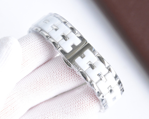 Artisanat exquis alliant luxe, élégance et style unique, profondément apprécié par les femmes de tous les milieux. Montre mécanique - Product Image 2