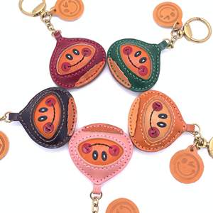 Colgante de cuero genuino de vaca curtido vegetalmente color castaño, hecho a mano, para bolso, llavero de coche y decoración colgante para coche - Product Image 1