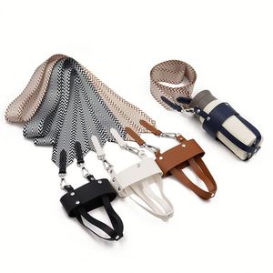 กระเป๋าใส่ขวดน้ำแบบพกพาหนัง PU แฟชั่นทันสมัย พร้อมสายสะพายไหล่ สำหรับแก้วน้ำและกระเป๋าเป้สะพายหลัง เหมาะสำหรับการเดินทางและตั้งแคมป์ - Product Image 1