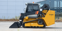 Chargeuse compacte sur pneus 378C avec attache rapide et multiples accessoires pour la construction