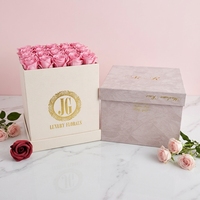Boîtes cadeaux carrées en carton pour la Saint-Valentin, roses éternelles, finition mate avec logo en or jaune, revêtement UV