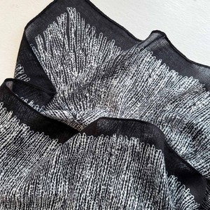 Sciarpe Quadrate di Grande Formato per <span class=keywords><strong>Donna</strong></span> 130*130cm, <span class=keywords><strong>Scialle</strong></span> <span class=keywords><strong>Nero</strong></span> con Stampa Geometrica a Righe Semplice, Sciarpa in Cotone, Hijab Musulmano - Product Image 4