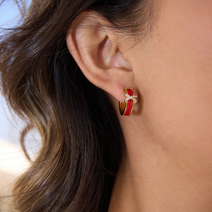 Boucles d'oreilles Huggie en acier inoxydable plaqué or 18 carats avec anneau en C en corde rouge et sertissage de cristaux géométriques, bijoux pour femme à porter au quotidien - Product Image 3