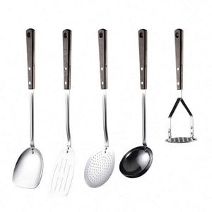 Juego de 5 utensilios de cocina de acero inoxidable con mango de madera: espátula, colador y cucharón, herramientas de cocina aisladas para el hogar - Product Image 1
