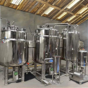 Grands réservoirs de fermentation et de stockage en acier inoxydable connectés par des tuyaux à l'intérieur d'une usine de production de boissons - Product Image 4