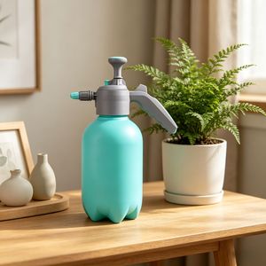 Pulvérisateur manuel 2 litres, bouteille à pression pour l'arrosage du jardin et la lutte antiparasitaire - Product Image 4