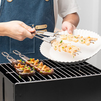 Fourchette de barbecue portable anti-brûlure en acier inoxydable pour extérieur, outil semi-automatique pour brochettes en métal avec poignée en plastique pour grillades au charbon de bois