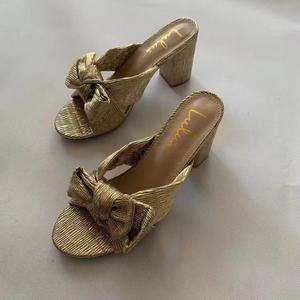 Chaussures de mariage dorées pour femmes, à bout ouvert, talons épais, motif camouflage, dessus en satin respirant, talons hauts confortables pour mariage - Product Image 1