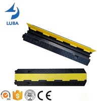 Protector de Cables de Goma de Alta Resistencia de 2 Canales, 980*240*44mm, para Uso en Almacenes, Garajes, Exteriores y Tráfico Vial