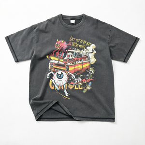 เสื้อยืดแขนสั้นสีเทาเข้มสำหรับผู้ชายพร้อมลายการ์ตูนรถตู้และลายกราฟิกตาอสูรคอกลมสไตล์สตรีทแวร์ลำลอง - Product Image 1