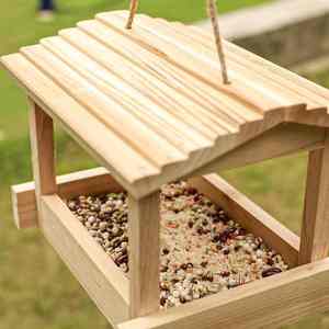 Grande mangeoire à oiseaux en bois suspendue mangeoire à oiseaux sauvages en bois naturel imperméable pour la décoration extérieure - Product Image 3